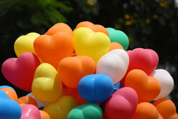 街上到处都是色彩斑斓的气球 — 图库照片