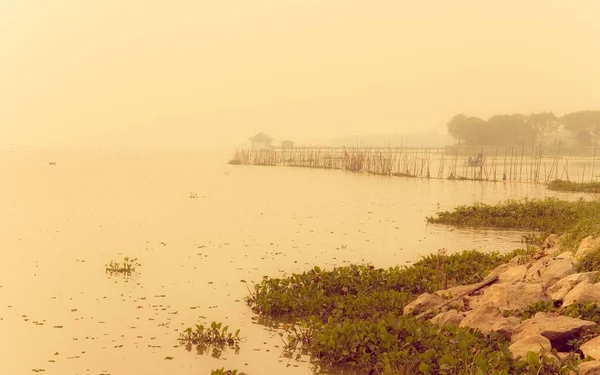 Vintage Krajobraz Jeziorem Mgłą — Zdjęcie stockowe