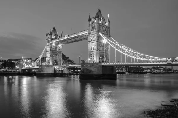 Tower Bridge Extiende Sobre Río Támesis Londres Inglaterra —  Fotos de Stock