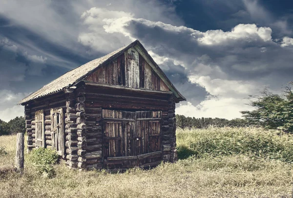 Stary Drewniany Dom Pod Dramatycznym Ciemnym Niebem — Zdjęcie stockowe