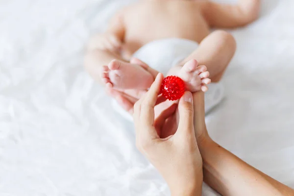Mãe Tem Pés Bebé Recém Nascido Minúsculos Dedos Bola Massagem — Fotografia de Stock