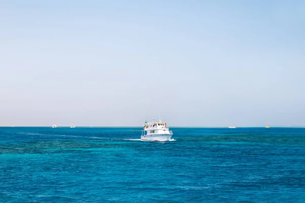 Tourists Sailing Yacht Red Sea Boat Trip Bright Sunny Day — Stock Photo, Image
