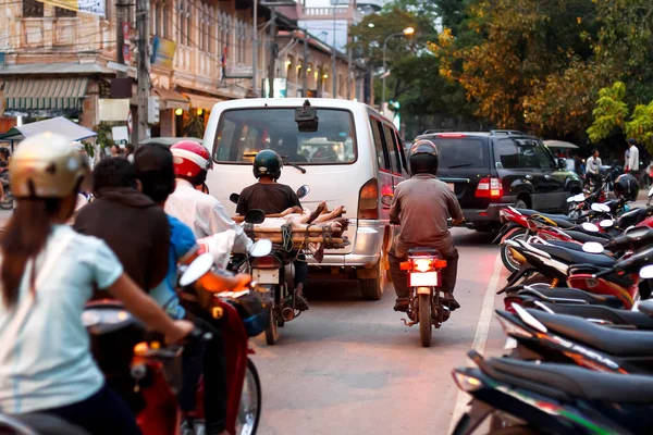 Avondverkeer Siem Reap Cambodja Auto Mannen Fiets Grappige Manier Varkens — Stockfoto