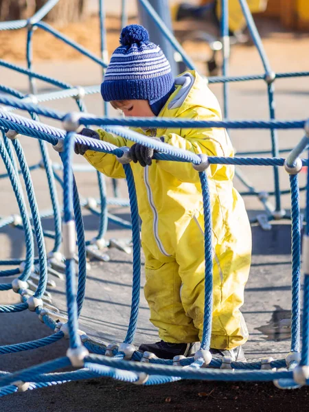 Menino Macacão Amarelo Está Brincando Parque Infantil Criança Roupas Brilhantes — Fotografia de Stock