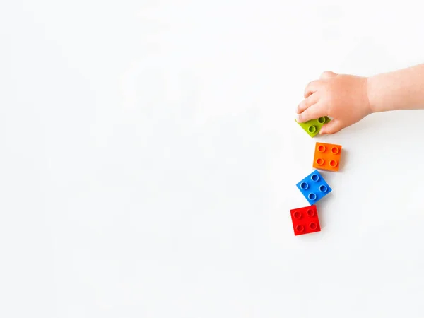 Criança Está Brincando Com Blocos Construtor Coloridos Mãos Criança Perto — Fotografia de Stock