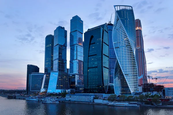 Moskova iş merkezi, Moskova, Rusya. Gün batımında Moskova nehri yakınlarında büyük bir ofis..