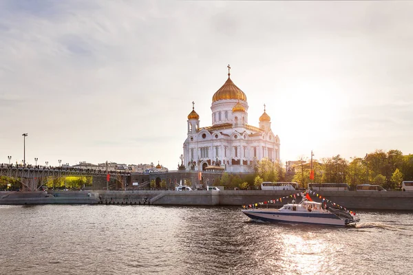 日落时 基督救主和牧者大教堂的景象闪烁着光芒 俄罗斯 莫斯科 — 图库照片
