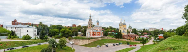全景观点在假定教会在山和教会中以利亚先知 中世纪正统教会在 Serpukhov 莫斯科区域 — 图库照片
