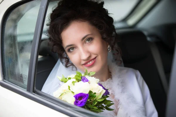 Portret Van Een Bruid Een Auto Met Een Boeket — Stockfoto