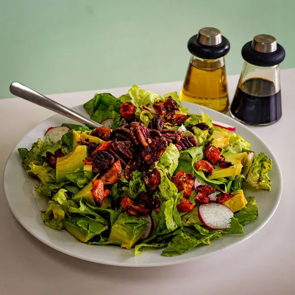 Salade Avocats Laitue Noix Avec Vinaigrette — Photo