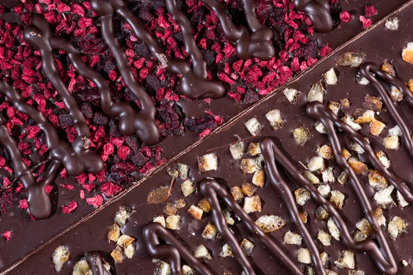 Шоколадные Батончики Заморозкой Сушеные Фрукты Закрытие Сверху Вниз — стоковое фото