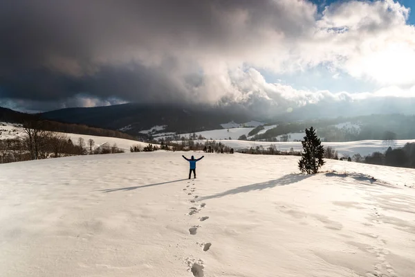 Actieve Man Staande Snowy Mountain Bij Zonsopgang Bieszczady — Stockfoto
