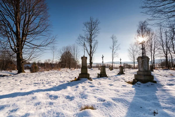Bieszczady Köyü 'ndeki küçük bir mezarlık Kış Saati Kapağında.