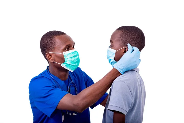 Médico Terno Protetor Usando Uma Máscara Rosto Criança — Fotografia de Stock
