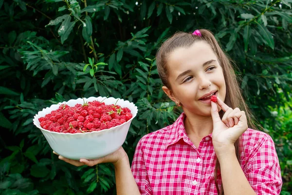 Gadis Remaja Memegang Semangkuk Raspberry Taman — Stok Foto