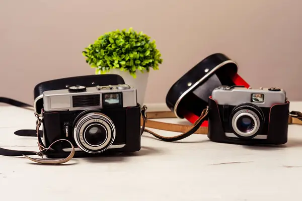 古いミニチュアカメラ 閉じる — ストック写真