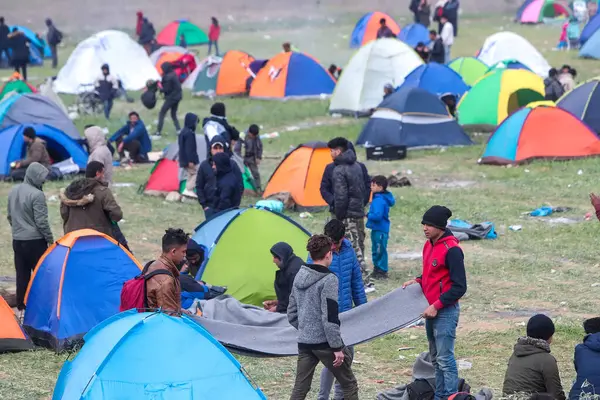 難民キャンプの外に何百人もの移民や難民が集まった — ストック写真