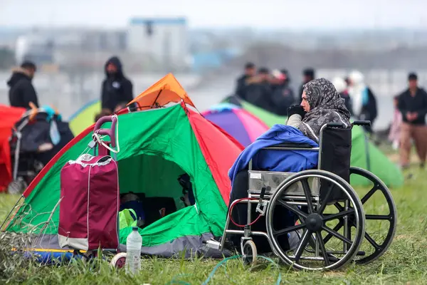 Yüzlerce Göçmen Mülteci Bir Mülteci Kampının Önünde Toplandı — Stok fotoğraf