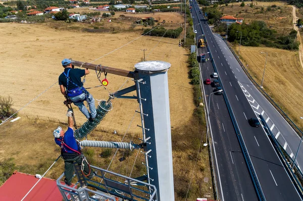Elektrikçiler Kurmak Onarmak Için Elektrik Direklerine Tırmanıyorlar — Stok fotoğraf