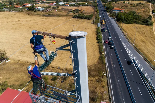 Eletricistas Estão Subindo Postes Elétricos Para Instalar Reparar — Fotografia de Stock