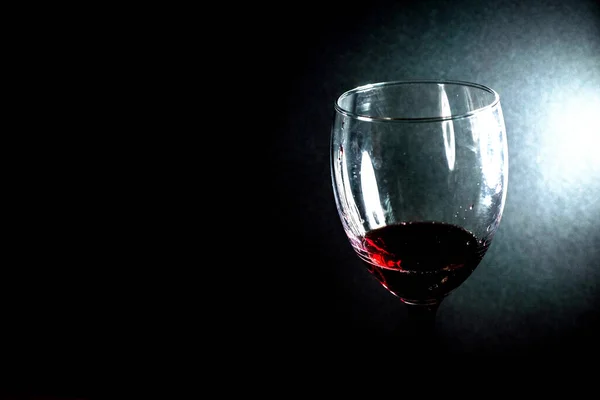 赤ワインをグラスに入れる — ストック写真