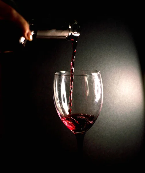 Rode Wijn Een Glas Gieten — Stockfoto