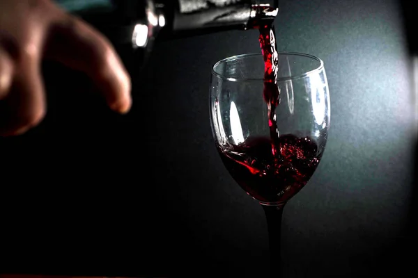 Rode Wijn Een Glas Gieten — Stockfoto