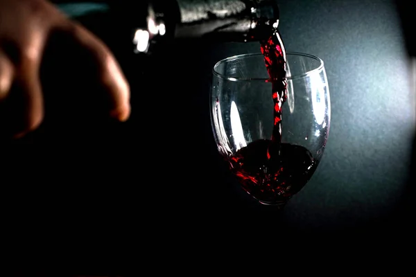 Wlewanie Czerwonego Wina Szklanki — Zdjęcie stockowe