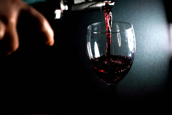 Versare Vino Rosso Bicchiere — Foto Stock