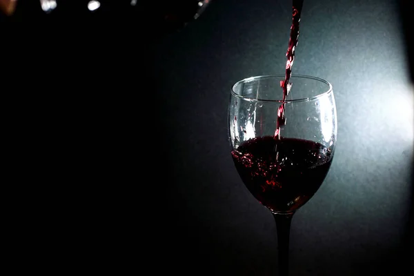 Versare Vino Rosso Bicchiere — Foto Stock