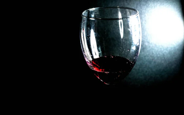 Налить Красное Вино Бокал — стоковое фото