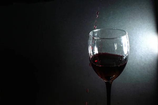 Häll Rött Vin Ett Glas — Stockfoto