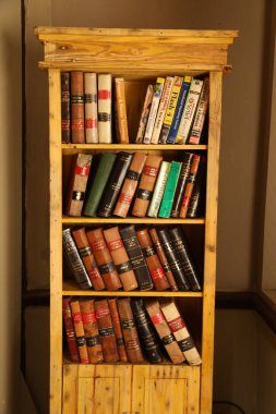 Kütüphanedeki ahşap raflar