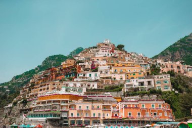 İtalya 'nın güzel kıyı kasabaları - Amalfi sahilinde manzaralı Positano