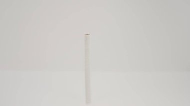 Beyaz arka planda tütün rulosu