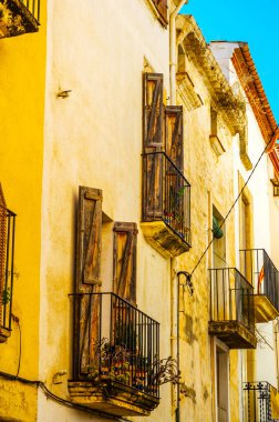 Metal parmaklıklı şık balkon, sağlam mimari elementler.