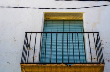 Metal parmaklıklı şık balkon, sağlam mimari elementler.