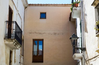Metal parmaklıklı şık bir balkon, sağlam bir mimari element.
