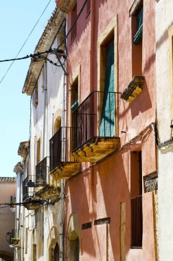 Metal parmaklıklı şık bir balkon, sağlam bir mimari element.