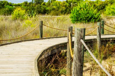 Kumsaldaki tahta kaldırım kumsala çıkıyor.