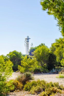 Deniz feneri kulesi ve mavi yaz gökyüzü