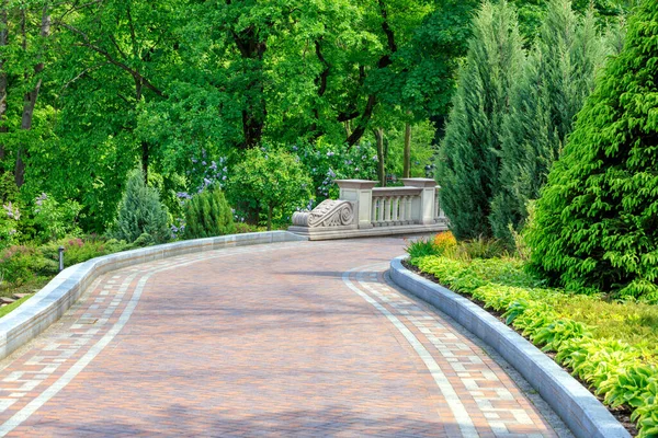 Gehweg Gepflastert Mit Fliesen Einem Wunderschönen Park Umrahmt Von Verschiedenen — Stockfoto