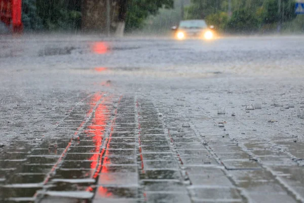 Ciężki Deszcz Chodniku Asfalcie Jest Oświetlony Przez Czerwone Światło Drogowe — Zdjęcie stockowe