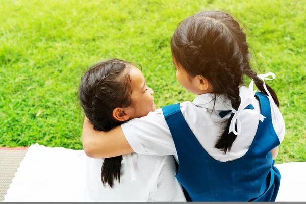 Két Kis Ázsiai Lány Nővérek Ölelés Boldog Post Iskolai Egyenruhában — Stock Fotó