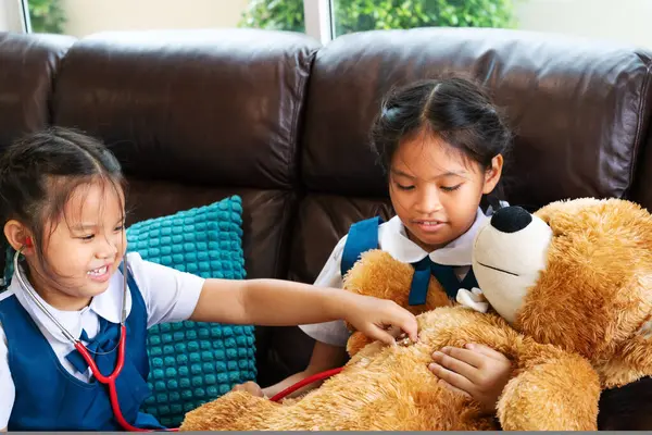 Zwei Kleine Mädchen Lächeln Und Spielen Arzt Mit Stethoskop — Stockfoto