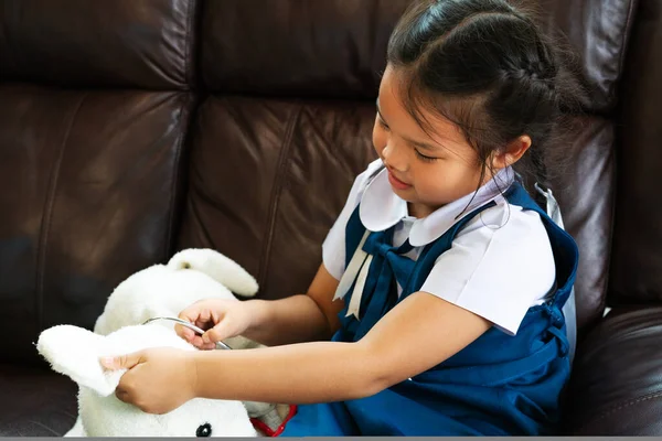 Bambina Stanno Sorridendo Giocando Medico Con Stetoscopio — Foto Stock