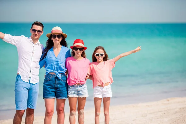 Foto Lycklig Familj Som Har Roligt Stranden Sommarlivsstil — Stockfoto