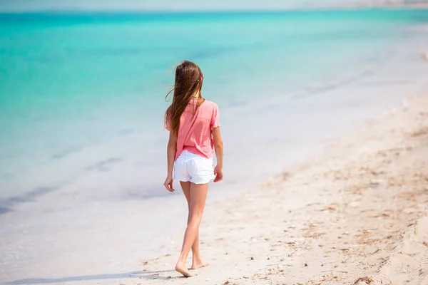Urocza Dziewczynka Bawić Się Tropikalnej Plaży Podczas Wakacji — Zdjęcie stockowe