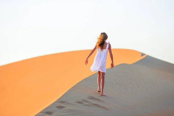 Mädchen Zwischen Dünen Der Wüste Rub Khali Den Vereinigten Arabischen — Stockfoto
