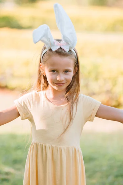 Schattig Meisje Bunny Oren Dragen Pasen — Stockfoto